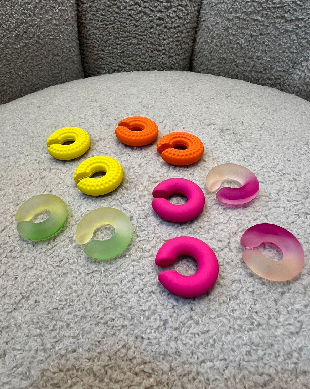 Accesorios de silicona multicolor para orejas, disponibles en colores amarillo, naranja, rosa, verde y transparente, diseñados para ofrecer comodidad y protección.