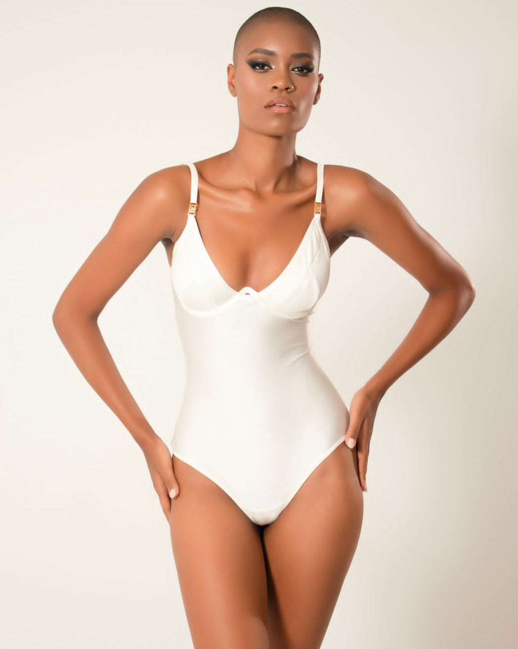 Body blanco con tirantes para mujer, ideal para un look elegante y sofisticado, perfecto para cualquier ocasión.