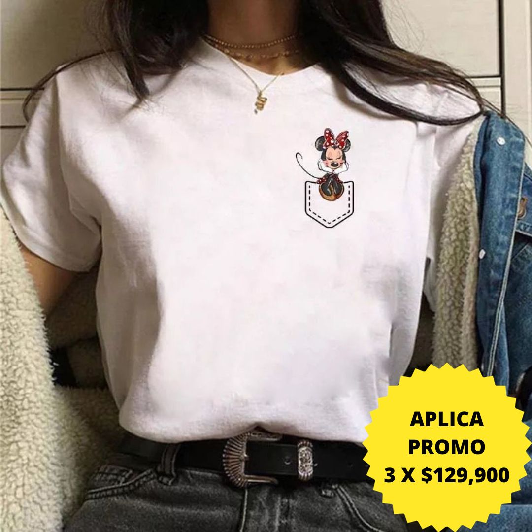 Camiseta blanca con diseño de Minnie Mouse en el bolsillo, perfecta para un look casual y divertido. Disponible en promoción de 3 por $129,900 en KIKE RODRIGUEZ. Añade un toque de magia a tu estilo.
