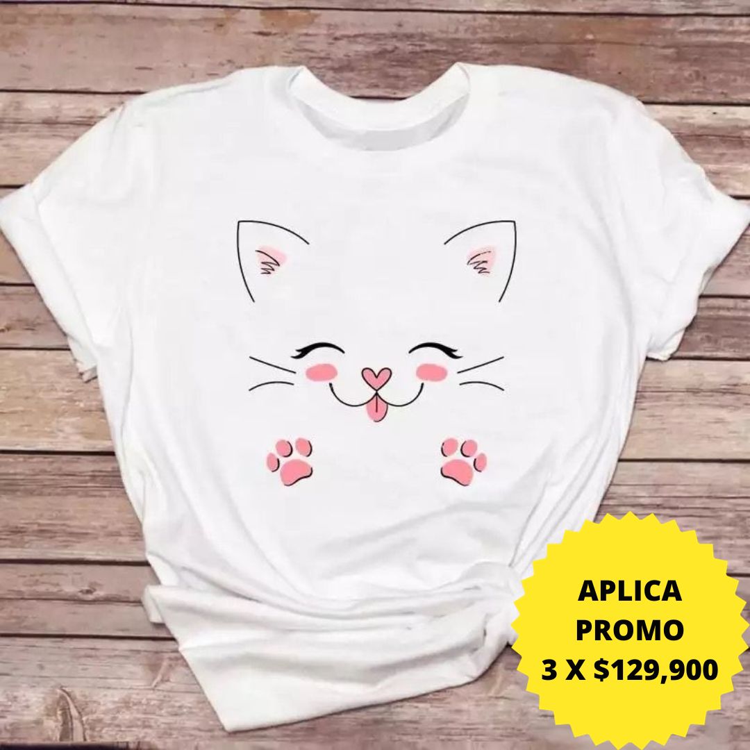 Camiseta blanca con estampado de un gatito y detalles rosas, ideal para los amantes de los gatos. Disponible en promoción de 3 por $129,900 en KIKE RODRIGUEZ. ¡Compra ahora y muestra tu amor por los felinos!