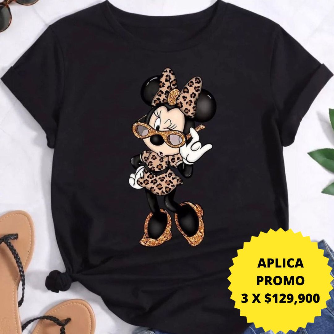 Camiseta negra con diseño de Minnie Mouse en estilo leopardo, ideal para un look moderno y audaz. Disponible en promoción de 3 por $129,900 en KIKE RODRIGUEZ. Destaca con estilo.
