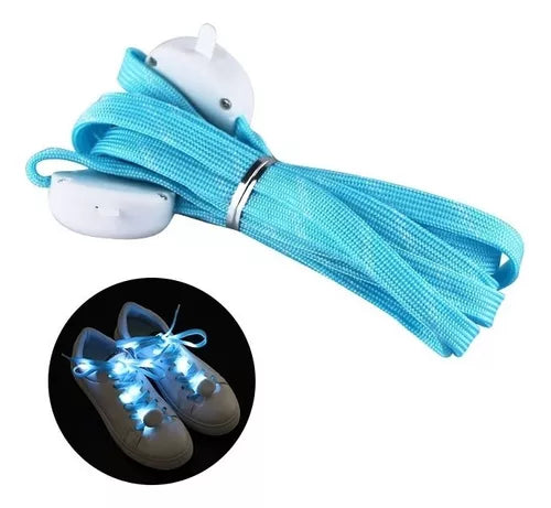 Cordones LED luminosos en color azul, mostrando su efecto brillante en un par de zapatillas blancas, perfectos para actividades nocturnas y eventos especiales.