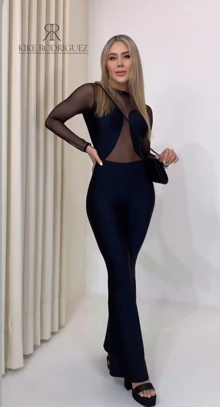 Enterizo Negro Elegante con Transparencias y Corte Acampanado Moda Femenina KIKE RODRIGUEZ