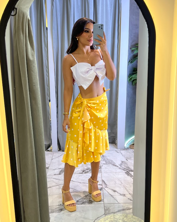 Falda amarilla con volantes y diseño de lunares, perfecta para un look alegre y elegante. Diseño exclusivo de KIKE RODRIGUEZ.