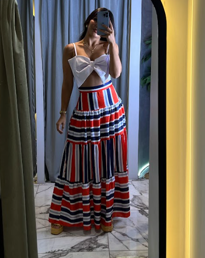 Falda larga con rayas en colores rojo, blanco y azul, ideal para un look vibrante y chic. Diseño exclusivo de KIKE RODRIGUEZ.