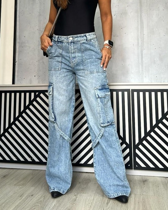 Jeans cargo anchos con bolsillos, perfectos para un look casual y moderno.