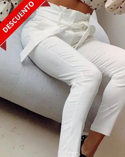 Pantalón blanco con lazo para mujer, ideal para un look elegante y versátil.