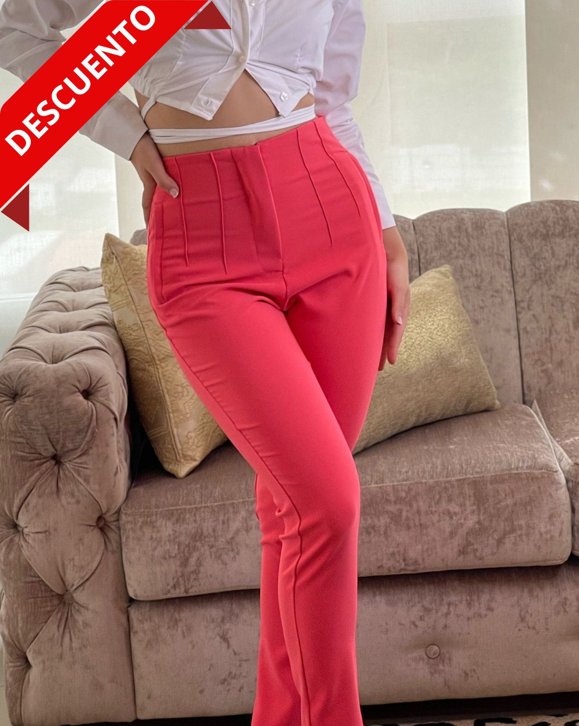 Pantalón coral de talle alto para mujer, ideal para un look moderno y elegante.