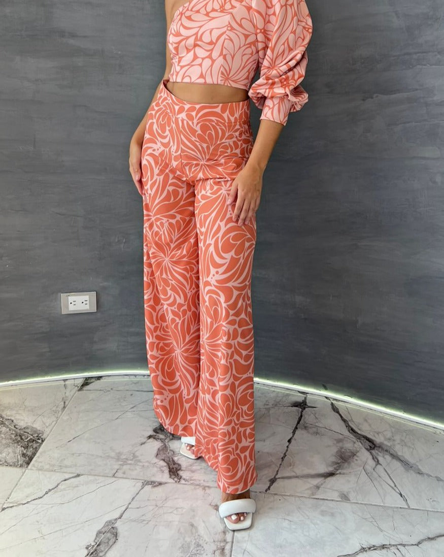 Pantalón coral de talle alto con estampado floral para mujer, ideal para un look moderno y elegante.