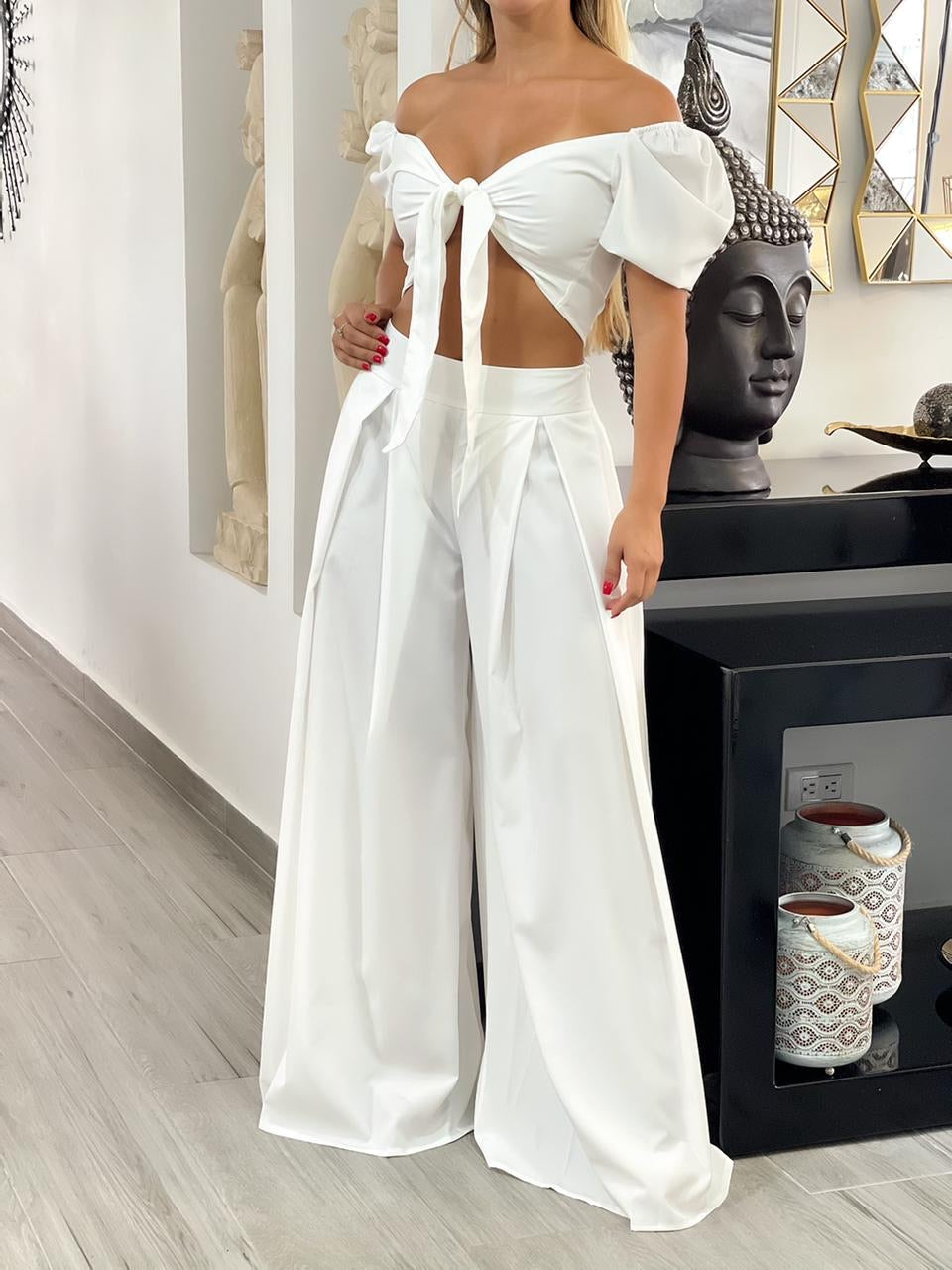 Pantalón palazzo color blanco para mujer, ideal para un look moderno y distinguido.