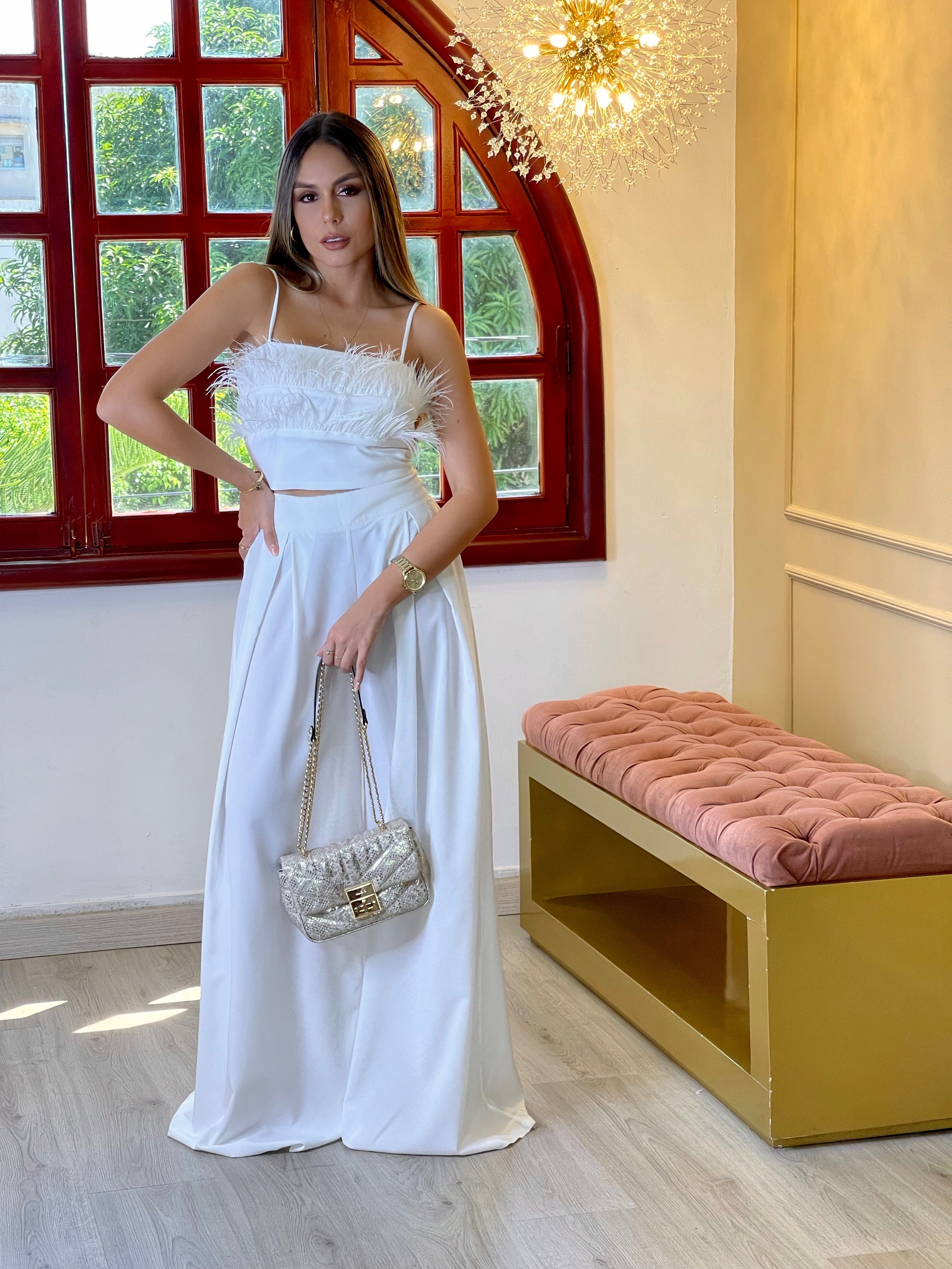 Pantalón palazzo color blanco para mujer, ideal para un look moderno y distinguido.
