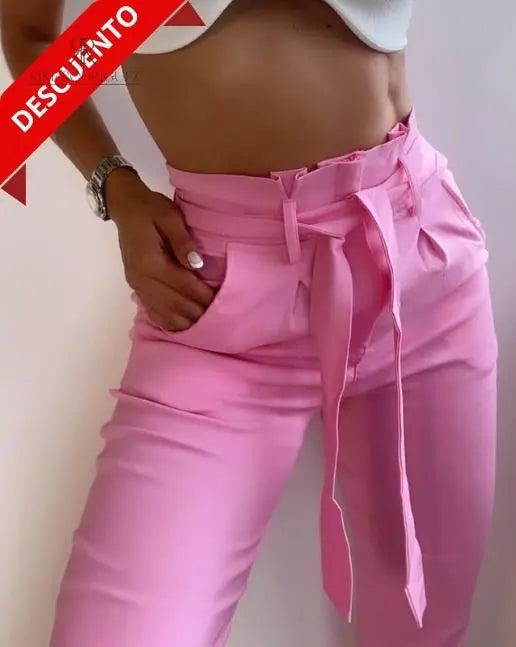 Pantalón rosa con lazo para mujer, ideal para un look femenino y moderno.