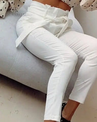 Pantalón blanco con lazo para mujer, ideal para un look elegante y versátil.