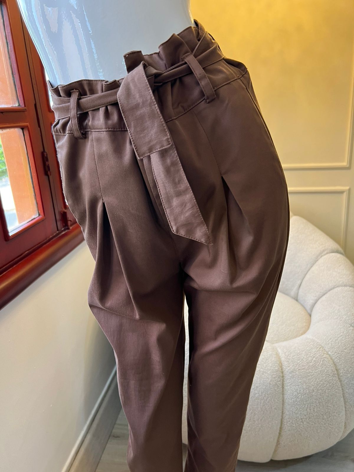 Pantalones Paper Bag color marrón para mujer, diseño moderno y cómodo, ideales para cualquier ocasión, de KIKE RODRIGUEZ.