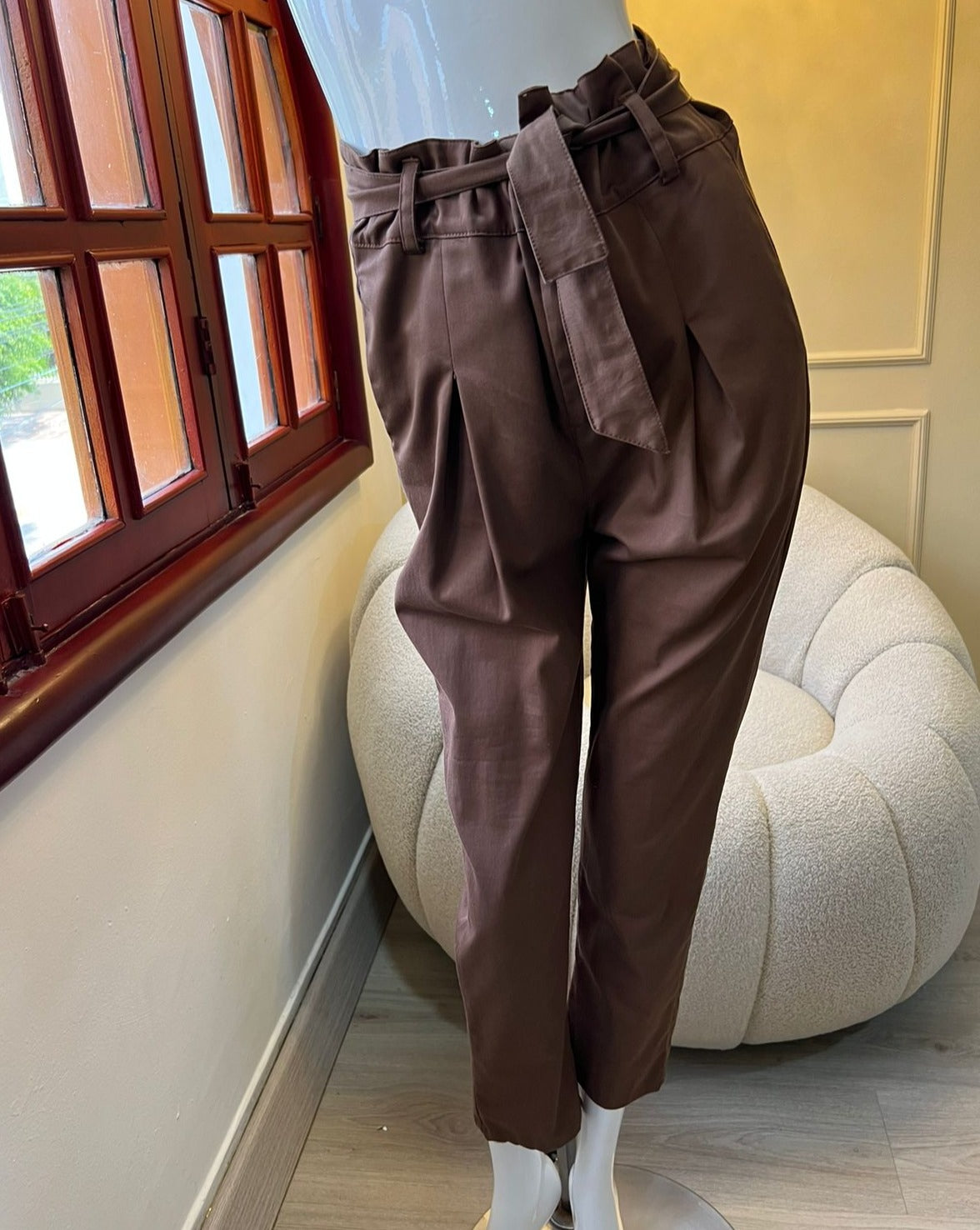 Pantalones Paper Bag color marrón para mujer, diseño moderno y cómodo, ideales para cualquier ocasión, de KIKE RODRIGUEZ.