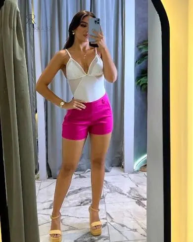 Shorts fucsia de mujer combinados con un top blanco, perfectos para un look veraniego y moderno, diseño de KIKE RODRIGUEZ.