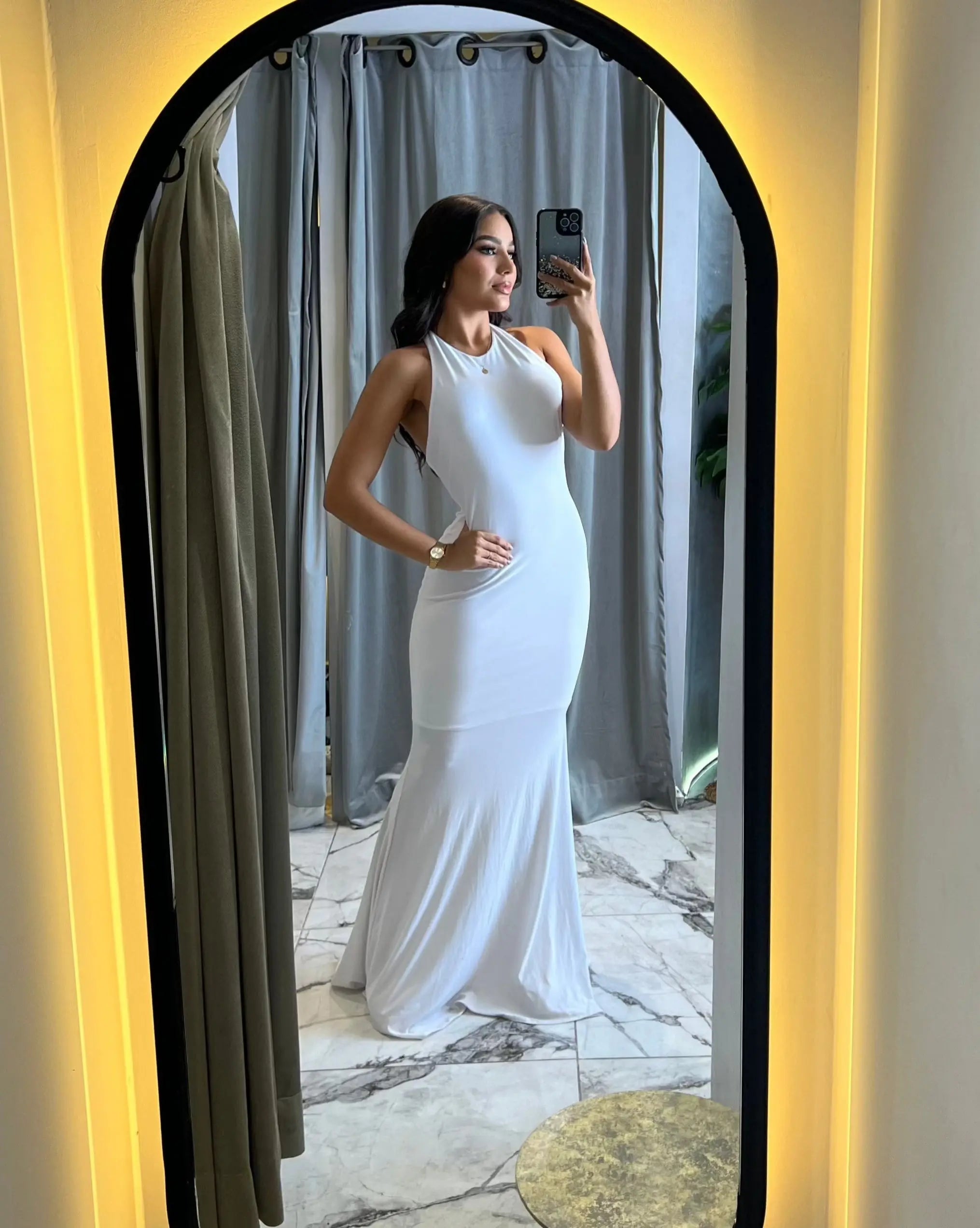 Mujer usando un elegante vestido blanco ajustado de gala de KIKE RODRIGUEZ, ideal para eventos formales y celebraciones especiales.