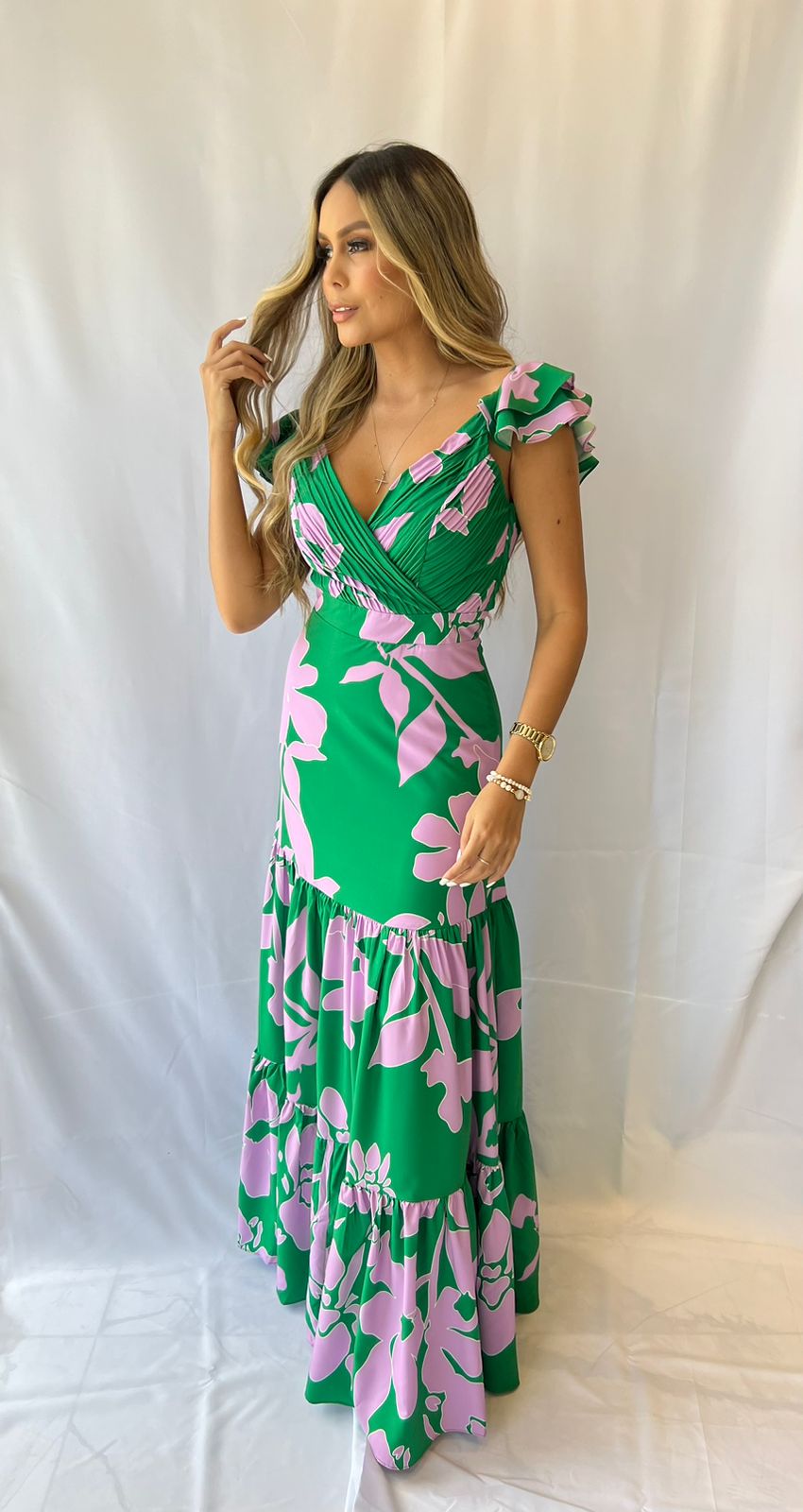 Mujer vistiendo un elegante vestido largo verde estampado floral de KIKE RODRIGUEZ, ideal para eventos especiales y ocasiones elegantes.