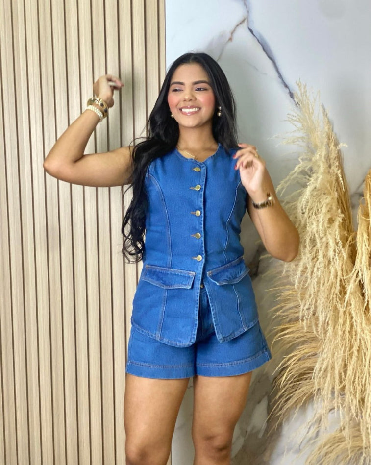 Set Emily en denim con chaleco de botones y short de corte cómodo, ideal para looks casuales y modernos