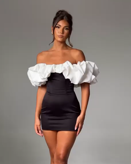 Mujer vistiendo el elegante Vestido Negro Off Shoulder con detalle blanco de Kike Rodriguez, ideal para eventos formales y ocasiones especiales.