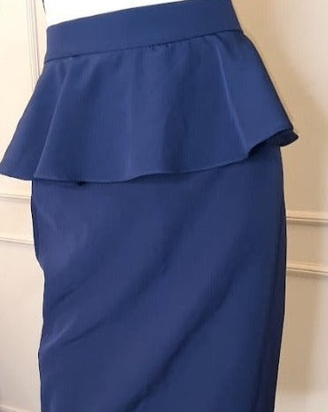 Falda azul con diseño de volantes, ideal para un look sofisticado y elegante. Diseño exclusivo de KIKE RODRIGUEZ.