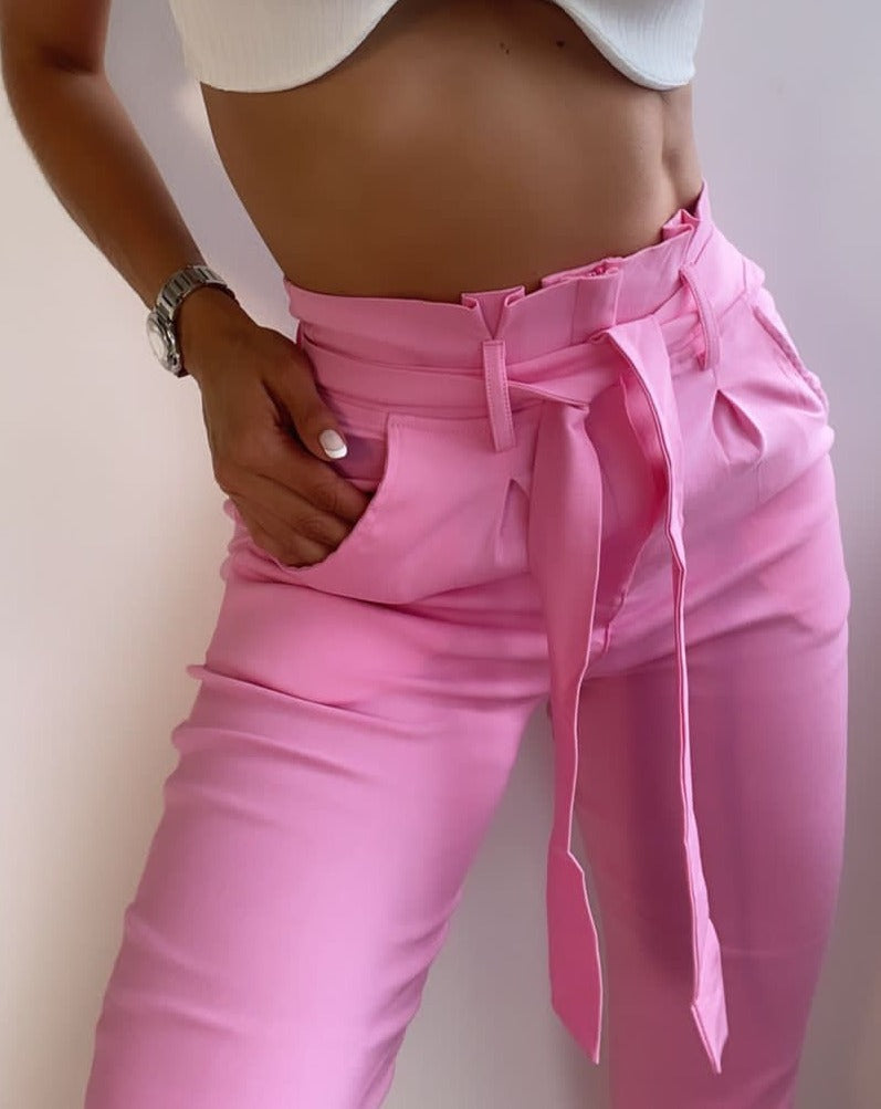 Pantalón rosa con lazo para mujer, ideal para un look femenino y moderno.