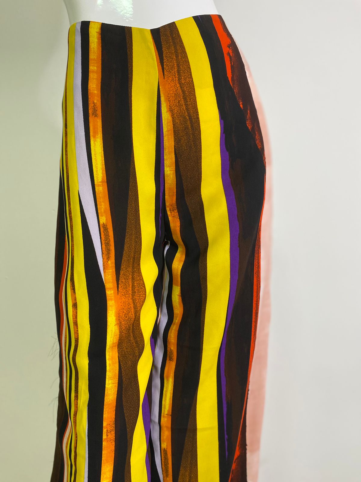 Pantalones anchos de rayas multicolor para mujer, vibrantes y modernos, ideales para cualquier ocasión, de KIKE RODRIGUEZ.