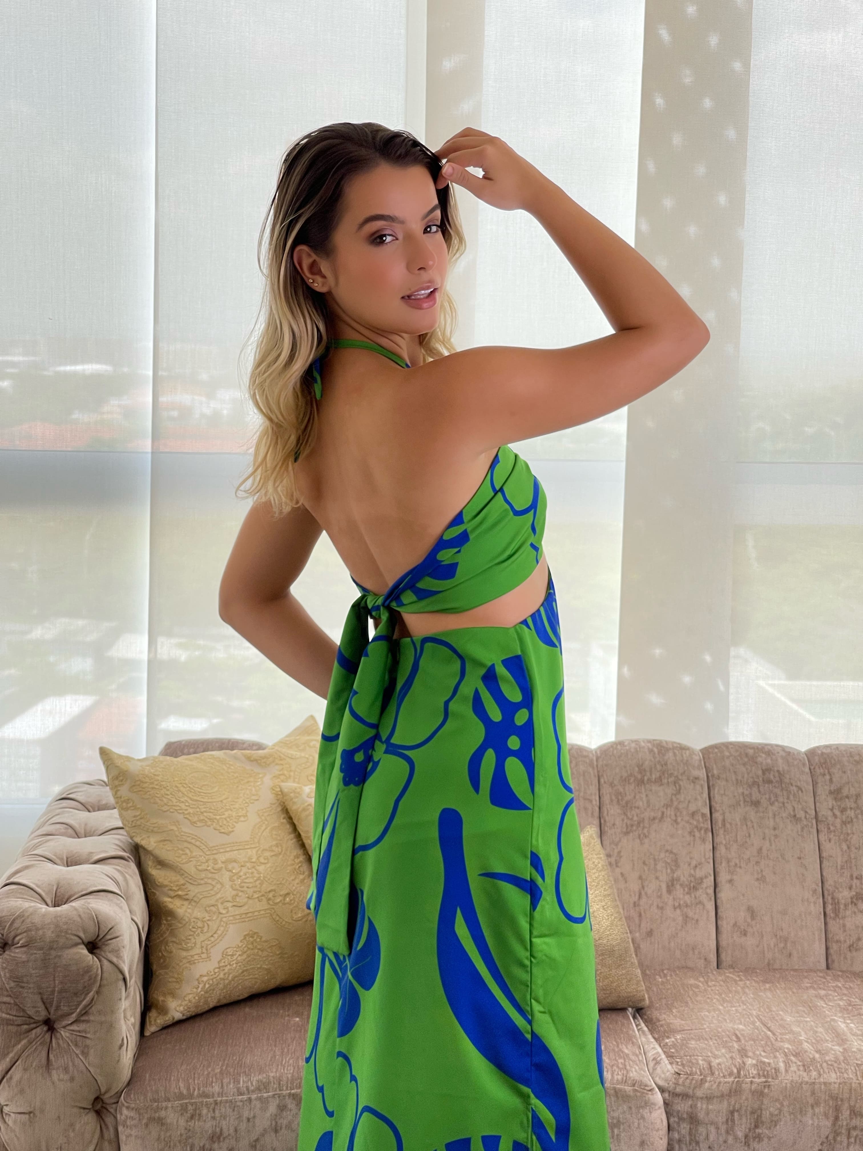 Mujer con un vestido largo verde con detalles azules, en oferta de KIKE RODRIGUEZ. Perfecto para un look fresco y elegante de verano.